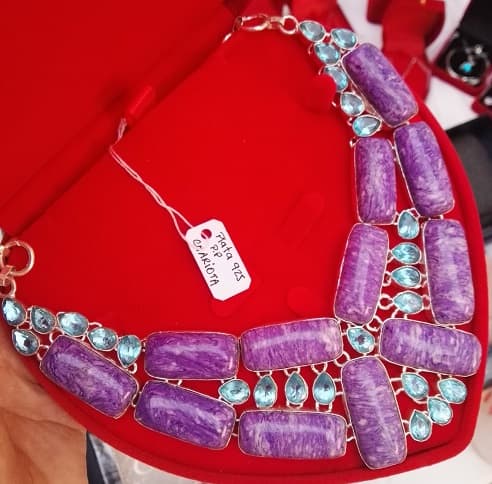 Collar de piedras naturales charoita